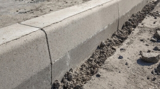 Bakı küçələrinə döşənən bordürlər 7 il sonra yararsız hala düşür – ŞİKAYƏT - FOTO 