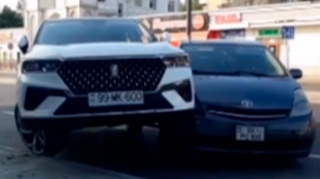 Bakıda maraqlı qəza; avtomobil "Prius"un damına çıxdı   - VİDEO