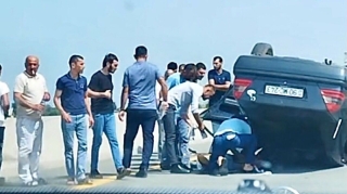 İdarəetməni itirən sürücü “Mercedes”i yolun ortasında aşırdı   - VİDEO