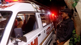 Pakistanda sərnişin avtobusu keçiddən aşdı