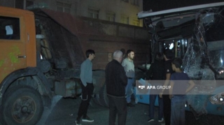 Bakıda avtobus “KamAZ”a çırpıldı, xəsarət alan var   - FOTO