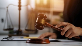 Ana oğlunu evdən çıxarmaq üçün məhkəməyə verdi 