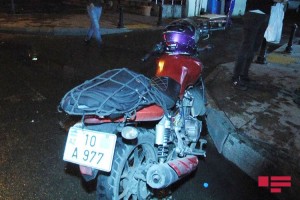 Bakıda motosiklet qəzaya uğrayıb, xəsarət alanlar var  - FOTO