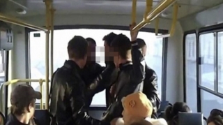 Toydan qayıdan qonşular avtobusda dalaşdı - Deyib-gülmək üstə 