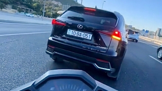 Sürücü maşını motosikletin üstünə sürüb qəza riski yaratdı - 10-BA-051   - VİDEO