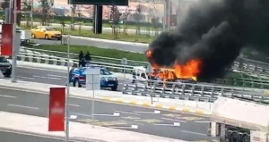 Hava limanında VİP mikroavtobus yanıb kül oldu – FOTO + VİDEO