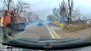 Təhlükəli ötmə edən “Land Rover” sürücüsü az qala ağır qəza törədəcəkdi  - REAL VİDEO