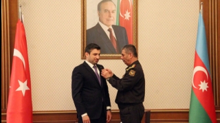 Zakir Həsənov Selçuk Bayraktarı medalla təltif edib   - FOTO