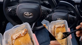 Xətaidə sürücü hərəkətdə olan maşının sükanını buraxıb görün nə etdi - VİDEO