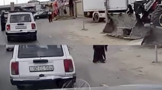 Masazırda sərnişin banan qabığını maşından yola atdı   - VİDEO