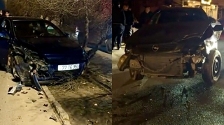 Sumqayıtda qəza: “Opel”lər toqquşdu, biri ağaca çırpıldı   - VİDEO