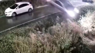 Yüksək sürətlə hərəkət edən avtomobil yol kənarındakı evə çırpıldı - VİDEO 