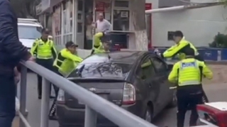 Bakıda polisin üzərinə avtomobil sürən şəxs həbs olunub   - VİDEO