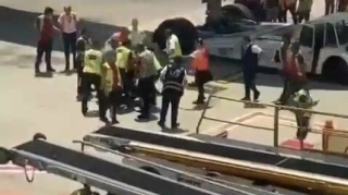 Hərəkətdə olan təyyarəni saxlamağa çalışan ata və oğlu həbs edildi - VİDEO 