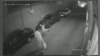 Bakıda küçəni zibilləyən gənclər avtomobilin şüşəsini sındırdı  - VİDEO