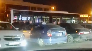 Cərgəylə düzülən “manatlıq” taksilər sürücünü özündən çıxardı: “Zara gətiriblər”   - VİDEO