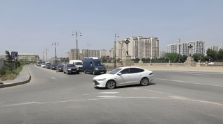 Hərəkətin təşkili faciəyə səbəb ola bilər: Təhlükə yaradan kəsişmə - VİDEO