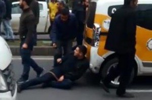 Sürücü ona yol verməyən taksiçini güllələdi - VİDEO