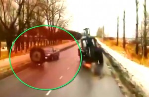 “Chevrolet” traktor təkəri ilə toqquşdu: sürücünü burnu sındı - VİDEO