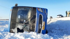 Qaldırıcı kran sərnişinlə dolu avtobusa çırpıldı - VİDEO