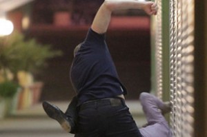 Gədəbəy sakini atasını döyərək ağır xəsarət yetirib   