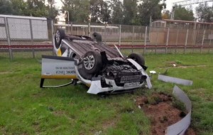 Polisdən qaçan taksi sürücüsü qəza törətdi: yoldan 20 metrə kənara uçdu - VİDEO