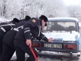 Yolda qalan sürücülərin köməyinə yol polisləri gəldi - VİDEO-FOTO