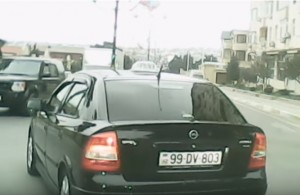 Bu taksi sürücüsünə kim öz canını etibar edər? - VIDEO