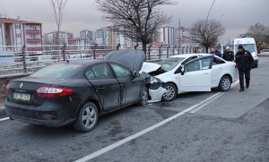 Maşınla əks yola girən qadın qəzaya səbəb oldu: 10 yaralı - FOTO