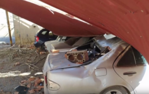 Xırdalanda binanın dam örtüyü uçdu: 4 avtomobilə ciddi ziyan dəyib - VİDEO