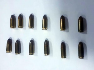 İstanbuldan gələn sərnişinin baqajından patronlar çıxdı