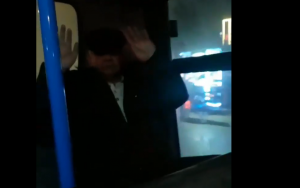 Avtobusda yaşlı kişidən iyrənc əməl: “Nəvən yaşında qızı əlləyirsən” – VİDEO