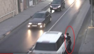 Diqqətsiz piyadanı maşın belə vurdu - VİDEO