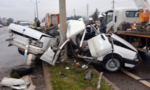 Avtomobil işıq dirəyinə çırpıldı:  ikiyə bölündü - FOTO