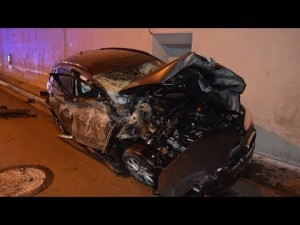 Avtomobil uçaraq tunelin divarına çırpıldı: sürücünün burnu belə qanamadı - FOTO + VİDEO