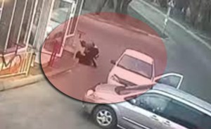 Mağazanın qarşısına avtomobilini park edən qadın döyüldü - VİDEO