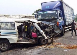 Avtobusla yük maşını toqquşdu - 22 məktəbli ölüb