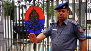 Keçmiş baş nazirinin kürəkəni hava limanında saxlanılıb