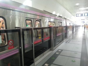 Metro stansiyalarının platformalarında mühafizə torları quraşdırıla bilərmi?