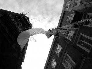 Narkotik qəbul edən şəxs arvadını 5-ci mərtəbədən atdı - Bakıda