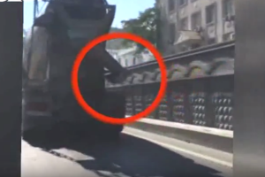 Bakıda betonqarışdıran maşın yola beton tökə-tökə gedir - VİDEO