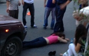 Hamilə qadın özünü maşının altına atdı - Uşaq...