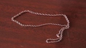 Qadının boğazından qızıl boyunbağısını oğurlayan şəxs saxlanılıb - FOTO