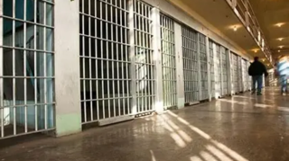 Gəlinini bıçaqlamaqda təqsirləndirilən 72 yaşlı kişi təcridxanada öldü 