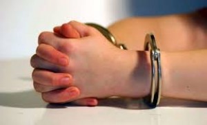 Öz evindən 16 min dollar oğurlayan qız saxlanılıb - Bakıda