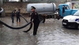 Suyun təmizlənməsinə polislər də cəlb olundu - FHN-nin işini polis görür - FOTO