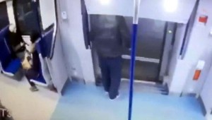 İşə getmək əzmi ilə qatardan tullandı  - VİDEO