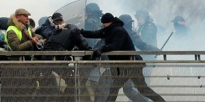 Polisləri döyən məşhur boksçunun cəzası məlum oldu - VİDEO