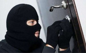 Evlərdən külli miqdarda pul oğurlayan şəxs həbs olunub