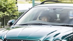 91 yaşlı kraliça sürücülüyə başladı - FOTO